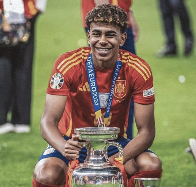 曼联气炸？被英超盲哨坑惨！对手禁区内4次疑似手球未判，锁喉仅黄牌